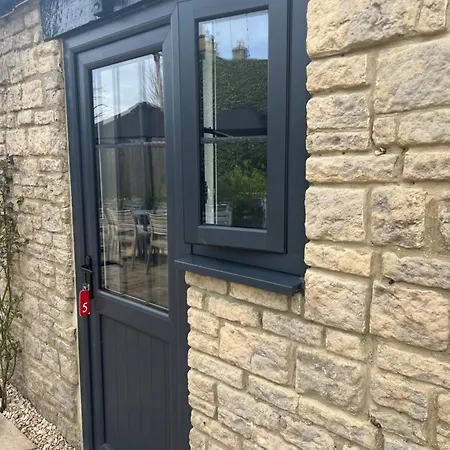 Priory Tearooms Burford With Rooms-2